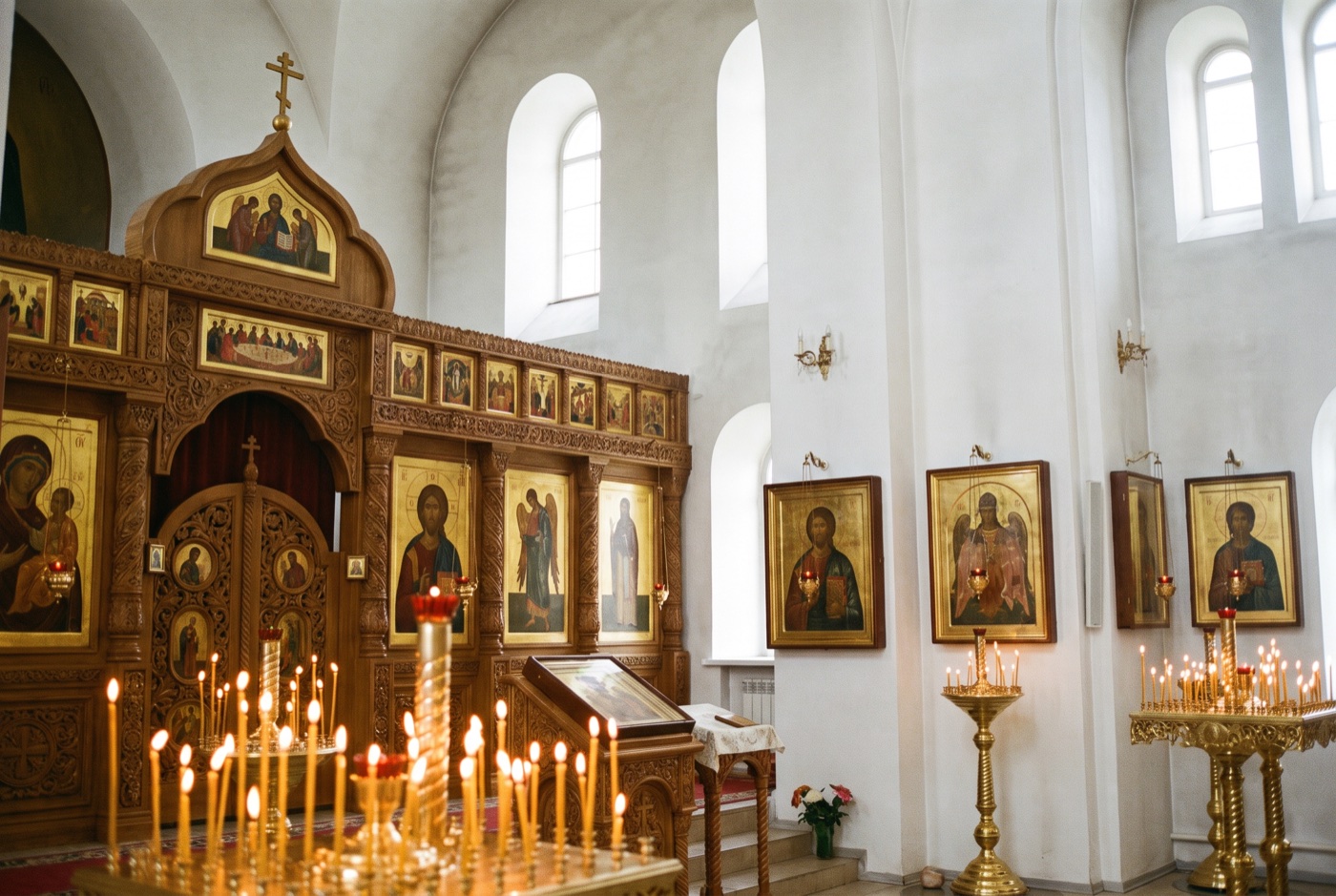 Свечи горят у иконы в православном соборе