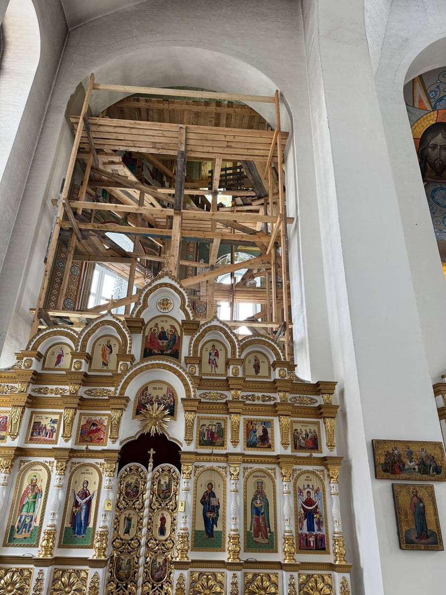 Леса для росписи внутри собора